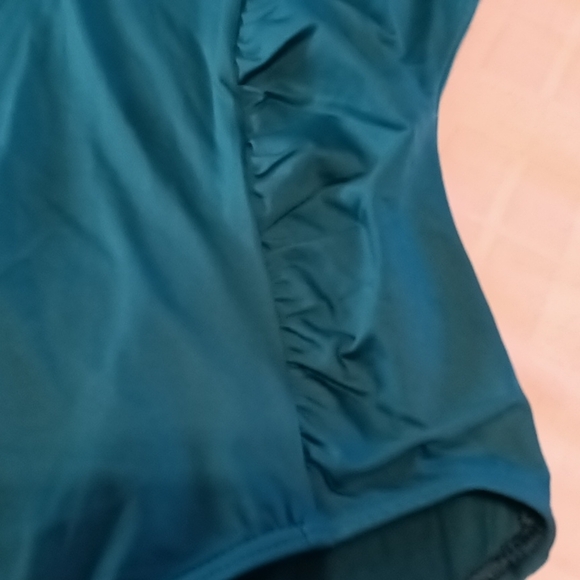 #8❤️ New Tommy Bahama V Neck Halter cup 1 piece bathing suit Tummy control - Picture 4 of 16